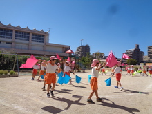 カラフルなフラッグを両手に持ってみんなで曲に合わせて踊ります。