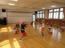 遊戯室でリレーのバトンを渡しています。