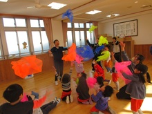 ふわふわのオーガンジーを投げてはキャッチしています。