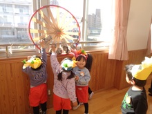 ペタッとくっつく的を用意して、新聞の豆を投げています。