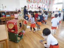 4歳児は小さな豆を新聞紙で作りました。的に向かって投げます。