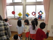 つってある画用紙に向かって新聞豆まきです。