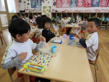 園の畑で育てたポップコーンを食べました。