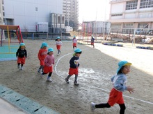 園庭でマラソンしています。