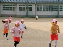 小学校の校庭を自分のスピードでマラソンしています。