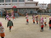 チャレンジタイムで竹馬やフープなどに挑戦しています。