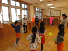 オーガンジーを的に向かって投げて、どれだけ落とせるか挑戦しています。