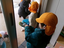 3歳児は手袋を自分ではめることも上手になりました。