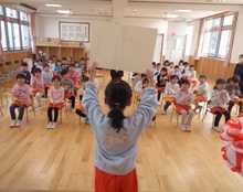 修了証書を受け取る練習をしています。