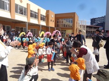 在園児が花道を作って、修了児親子を拍手で見送っています。