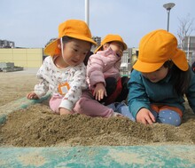 砂場の砂があったかくて、足を入れて遊んでいます。