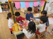 3歳児のへやでは、お店屋さんごっこで遊びます。