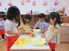 菜の花のように、タンポを使って絵具でスタンプ遊びです。