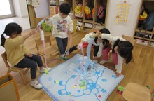 紙で作った魚を磁石にくっつけてつり遊びをしています。