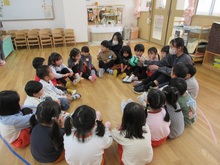 ボールを回して歌がおわるところで誰が持っているか、お楽しみの「ぐるぐるどかーんゲーム」をしています。