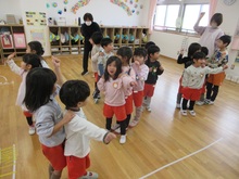 交流遊びで、ジャンケン列車で遊びます。