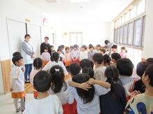 4歳児が5歳児の部屋に行って話をしています。