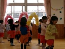 お別れ会の始まりに、5歳児が花道を通っています。