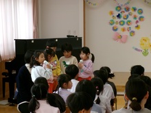 4歳児がお別れ会を進行しています。