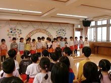 5歳児のこどもたちが歌のプレゼントをしています。