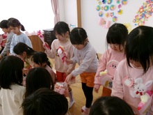 3歳児とプレゼント交換をしています。