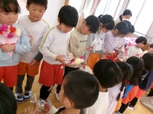 4歳児とプレゼント交換をしています。