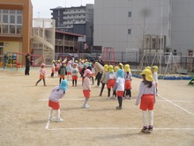 園庭で4・5歳児が合同でドッジボールをしています。