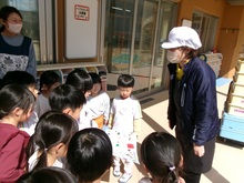 OKCさんに給食のお礼の手紙を書き、渡している所です。