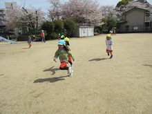 友だちとおいかけっこをして楽しんでいます