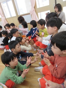 手遊びを一緒にしました