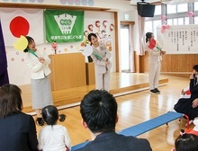 先生と一緒にチューリップのうたを歌いました