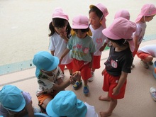 5歳児さんがはりきってジャガイモを洗ってくれています