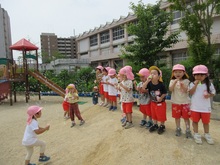 築山の上でみんなでシャボン玉を吹いています