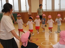 手をつなぐと、みんなで大きな輪ができました