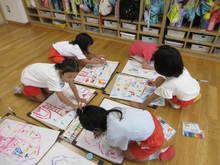 友だちと話しながら、絵を描くことを楽しんでいます