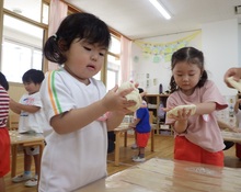 小麦粉粘土の感触を存分に味わって遊んでいます