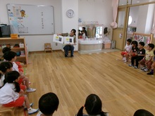 手洗いの大切さの話を真剣に聞いています