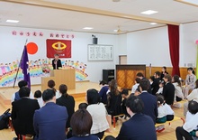 入園式に参加した方々が座って園長先生のお話を聞いているようす
