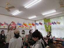 できあがったこいのぼりが頭上に飾られているようす