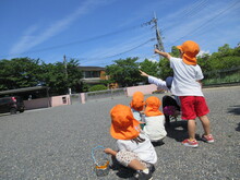 空を見上げて指さすこどもたち