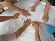 片栗粉をさわるこどもたち