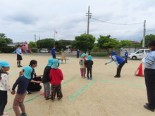 テープで再現された道を横断するこどもたちのようす