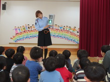 信号機の説明を聞くこどもたちのようす