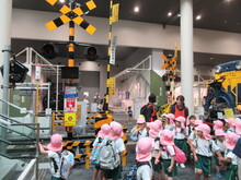 踏切を見上げるこどもたち