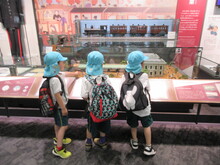 昔の電車について見学するこどもたち