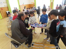 アドバイザーに手紙を渡すこどもたち