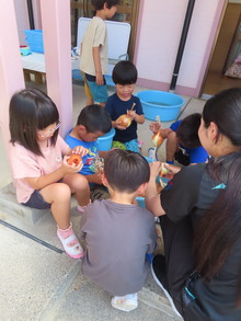 玉ねぎの皮むきをしているようす