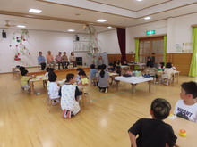 屋内での七夕交流のようす