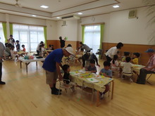 机の上で笹飾りを作っているようす