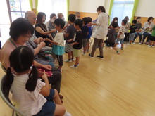 祖父母とこどもたちが向かい合って並び、交流しているようす